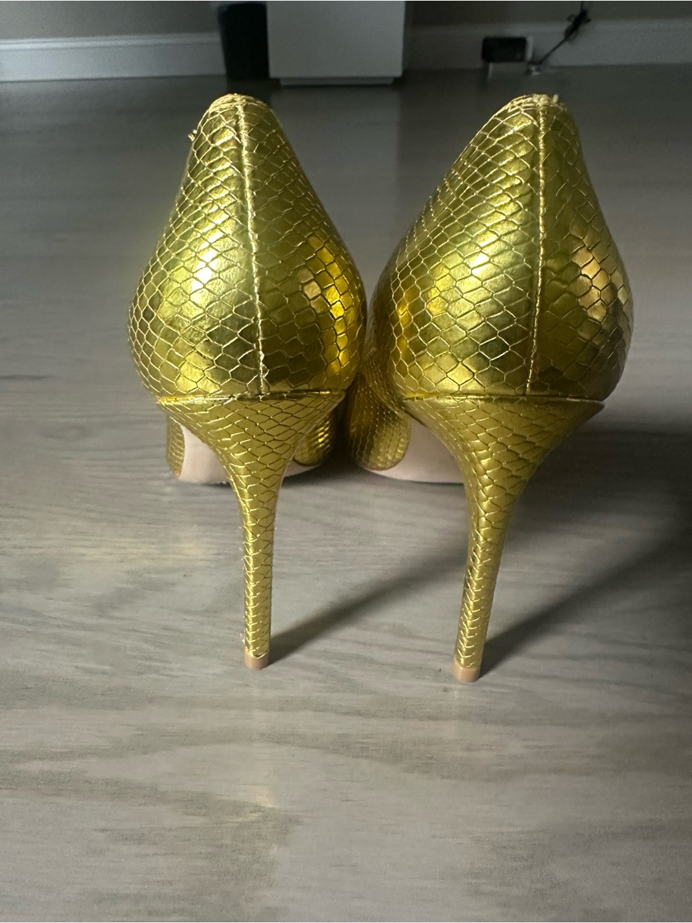 Stuart Weitzman Metallic Gold Snakeskin Pumps – Size 8.5 - Picture 4 of 8